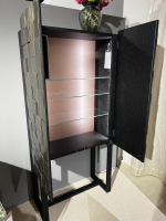 Christine Kröncke - Hochschrank Shape 30 Collector Front Dark Beauty Quadrat Messing Brüniert Korpus Eiche Anthrazit Matt Lackiert Mit Beleuchtung - 4