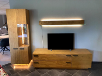 Schröder Franz - Wohnwand Kitzalm Solid Plus K050 Kernasteiche Natur Furniert Gebürstet Akzentglas Schiefer Grau Inklusive Beleuchtung - 11