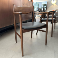 Conde House - Stuhl Kamuy Leder L3 Schwarz Gestell Nussbaum Massiv - 5