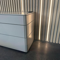 Sudbrock - Wohnwand Goya Lack 405 Muschelgrau Lamellenpaneel Eiche Milk Inklusive Beleuchtung Mit Fernbedienung - 5