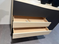 Anrei - Puro Wave Highboard W40 Esche Massiv Gebeizt Weiß Geölt Tür Farbglas Satiniert Zartbitter Schwarz - 2