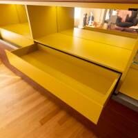 kommoden-sideboards-porro-gallery-low-cupboard-aussen-holzfarbe-w20-mongoi-innen-giallo-mustard-11