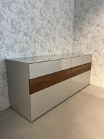 Hülsta - Wohnwand Now Vision C18 Lack Seidengrau Hochglanz Akzent Kernnussbaum Inklusive Couchtisch - 4