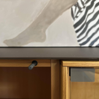 Team 7 - Anrichte Cubus Pure Eiche Naturöl Farbglas Dunkelbraun Metallgestell Schwarz Mit Beleuchtung - 11