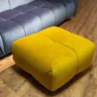 Raum.Freunde - Sofa 3 Sitzer CRF HEDDA Stoff Chenille Elyot 11 Dark Blue Dunkelblau Füße Nr 37 Schwarz Mit Hocker Stoff Aqua Clean Velvy 5 Yellow Gelb - 10