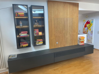 Sudbrock - Wohnkombination Cubo Lack Quarz Schwarz Paneel Eiche Astig Wandschrank Aluminium Glastür Schwarz Mit Beleuchtung - 8
