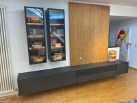 Sudbrock - Wohnkombination Cubo Lack Quarz Schwarz Paneel Eiche Astig Wandschrank Aluminium Glastür Schwarz Mit Beleuchtung - 10