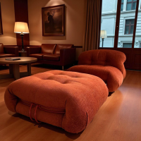 Cassina - Sessel 944 Soriana Stoff Luxor 13L030 Ruggine Orange Gestell Glänzend Rot Lackiert Inklusive Hocker - 2