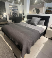 Schramm - Doppelbett Gala 18 S Stoff Nicola 3100 Anthrazit Füße Holz Inklusive Matratzen - 6