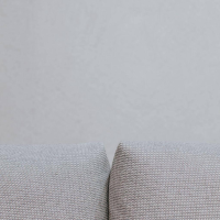 Gloster - Outdoorsofa Grid Lounge Stoff Cameron Granit Hellgrau Gestell Metall Meteor Ablage Holz Teak - 5