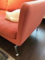 2-sitzer-sofas-vitra-sofa-suita-2-sitzer-bezug-stoff-credo-zartrosa-dunkelorange-untergestell-5