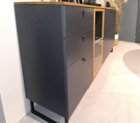 Niehoff - Sideboard Lugano Front Und Korpus 096 Lack Quarzgrau Grau Oberboden Eiche Massiv Gestell Eisen Schwarz Mit Beleuchtung - 5
