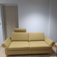 2-sitzer-sofas-wolkenweich-sofa-sirio-stoff-arco-schurwolle-kiwi-gruen-gelb-holzkufen-eiche-geoelt-6
