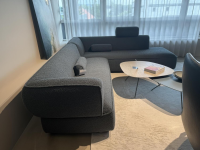 Leolux - Ecksofa Loya Stoff Bouclé 33618 Robou 18 Steel Grau Inklusive Kopfstütze Und Armrollenkissen - 2