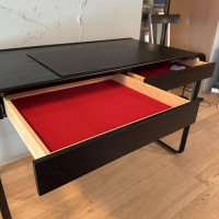 Tecta - Schreibtisch Oblique K2D Platte Eiche Furniert Lackiert Schwarz RAL 9005 Gestell Stahlrohr Schwarz Schübe Innen Ausgelegt Tuch Rot - 6