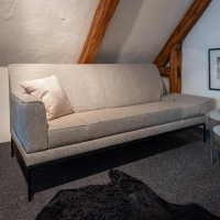 2-sitzer-sofas-jori-sofa-glove-pure-stoff-bembebis-c0720-grau-gestell-schwarz-lackiert-238-01-20147-6