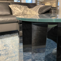 beistelltische-classicon-beistelltisch-pli-side-table-low-kristallglas-glaenzend-fuss-edelstahlblech-2