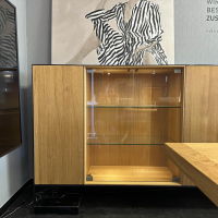 Team 7 - Anrichte Cubus Pure Eiche Naturöl Farbglas Dunkelbraun Metallgestell Schwarz Mit Beleuchtung - 2