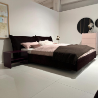 Möller Design - Bettanlage MD 13 Rose Stoff Charmelle Cord 103 Aubergine Violett Holzfuß Inklusive Beistelltisch Und Metallcontainer - 7