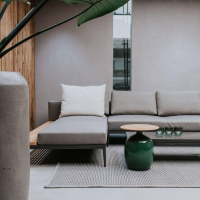 Gloster - Outdoorsofa Grid Lounge Stoff Cameron Granit Hellgrau Gestell Metall Meteor Ablage Holz Teak - 8