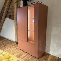 Contur - Highboard Colore Lack Matt Samtbeere 489 Rosa Rot Sockelrahmen Drehfuß Vitrine Klarglas Mit LED Beleuchtung - 2
