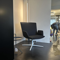 Desalto - Armlehnsessel Calum Comfort Stoff Kvadrat Messenger T98 Nero Schwarz Gestell Metall B62 Weiß Matt - 4