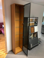 IRO - Vitrine Modell Nova Kernbuche Furniert 1-Türig Parsolglas - 4