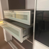 Raumplus - Schiebetürenschrank Front Weiß Matt Strukturiert Korpus Grau Mit Hochwertiger Inneneinteilung - 3