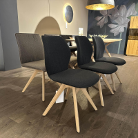 Anrei - Sitzgruppe Stuhl Edition 832 Und 812 Stoff II Q203 Grau Und Q266 Schwarz Gestell Gebürstet Asteiche Weiß Geölt  Und Bank Listo Stoff II Q266 Grau Gestell Holz Soft Weiß Geölt - 4