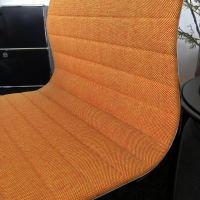 einzelstuehle-vitra-stuhl-aluminium-chair-ea-101-stoff-hopsak-gelb-poppy-red-374-03-40114