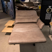 daybeds-recamieren-himolla-recamier-4905-leder-27-eleganza-fango-ablagetisch-wildeiche-furniert-6