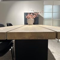 Janua - Outdoortisch SK04 Komposit Tischplatte Kastanie Gebürstet Ton Sand Gestell RAL 9005 Tiefschwarz - 4
