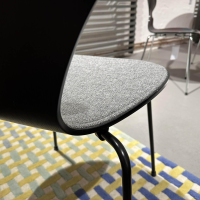 Fritz Hansen - Stuhl Die Serie 7 Stoff Hallingdal Grau 130 Rücken Esche Schwarz Gestell Metall 3107 Schwarz Pulverbeschichtet - 11