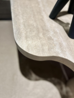 Poliform - Sofa Ernest Stoff E Shedir 01 Anvorio Beige Weiß Inklusive Couchtisch Marmor 11 Classic Travertine Weiß Beige - 2