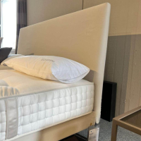 Schramm - Boxspringbett Basis Kopfteil Lago 2 Stoff Denim Sahco Beige Gestell Metallguss Grau ohne Matratzen - 4