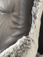 Paul Lindberg - Armchair Minu Seat Leather Elegance Anthracite Back Faux fur cover Polar Bear Grey Grey Feet Black Powder-coated With stool - 3