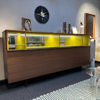 Porro - Gallery Low Cupboard Außen Holzfarbe Mongoi Innen Giallo Mustard Gelb Rückwand Spiegel Mit Beleuchtung - 6