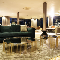 Minotti - Beistelltisch Caulfield 100x28 Gold Glasplatte Gold Metallgestell Glänzendes Hellgold - 7