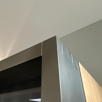 Riva1920 - Weinkofferschrank Cambusa Nussbaum Massiv Front Rauchglas Rahmen Eisen Mit LED Beleuchtung - 8