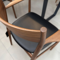 Conde House - Stuhl Kamuy Leder L3 Schwarz Gestell Nussbaum Massiv - 6