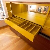 kommoden-sideboards-porro-gallery-low-cupboard-aussen-holzfarbe-w20-mongoi-innen-giallo-mustard-9