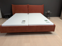 Möller Design - Polsterbett MD13 Stoff Charmell Cord 110 Orange mit Kopfteil Rose ohne Lattenroste ohne Matratzen - 7