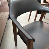 Conde House - Stuhl Ten Leder Schwarz Gestell Nussbaum Massiv - 4