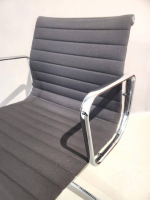 einzelstuehle-vitra-stuhl-aluminium-chair-ea-108-stoff-schwarz-gestell-aluminium-poliert-413-03-9