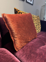 Bretz - Sofa Manyara Stoff Boa Bordeaux Rot mit 5 Kissen - 6