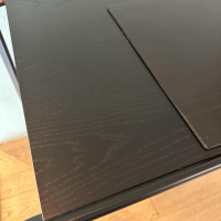Tecta - Schreibtisch Oblique K2D Platte Eiche Furniert Lackiert Schwarz RAL 9005 Gestell Stahlrohr Schwarz Schübe Innen Ausgelegt Tuch Rot - 5