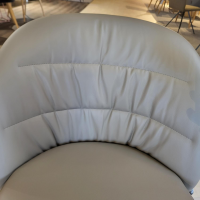 einzelstuehle-rolf-benz-stuhl-noa-690-rolf-benz-leder-36-mittel-quarzgrau-fuesse-umbragrau-lackiert