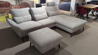 Carina - Ecksofa Emma Stoff Yelda Lightblue Grau Blau Gestell Metall Schwarz Pulverbeschichtet Mit Verstellbarer Sitztiefe Und Verstellbaren Kopfstützen Inklusive Hocker - 2