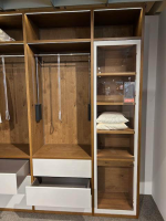 Rietberger Möbelwerke - Kleiderschrank Silea Korpus Asteiche Bourbon Furniert Front Und Rahmen Brillantgrau Matt - 6