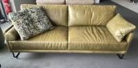 2-sitzer-sofas-tommy-m-sofa-l-tiffany-leder-19043-olive-gruen-mit-rolle-und-kissen-095-01-73742-3